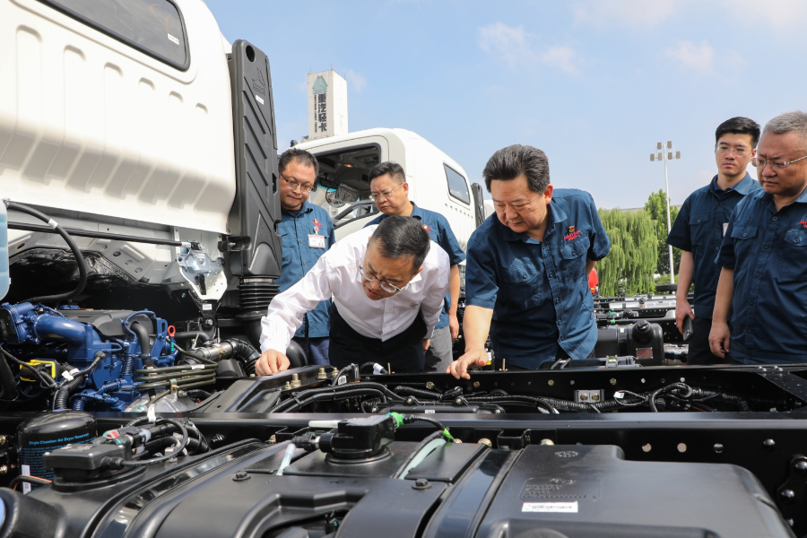 王志堅調研中國重汽濟南輕卡制造公司并講授專題黨課